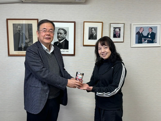 Photo of Chairman of the Protein Research Foundation, Prof. Toshiharu Hase, and Dr. Minyu Chen